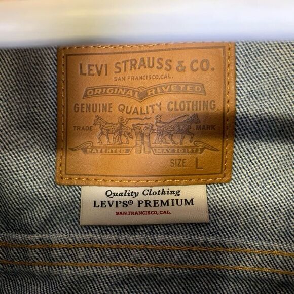 Levis Womens Size Large Button Up Denim Jean Jacket Blue Distressed Light Wash - Picture 2 of 9